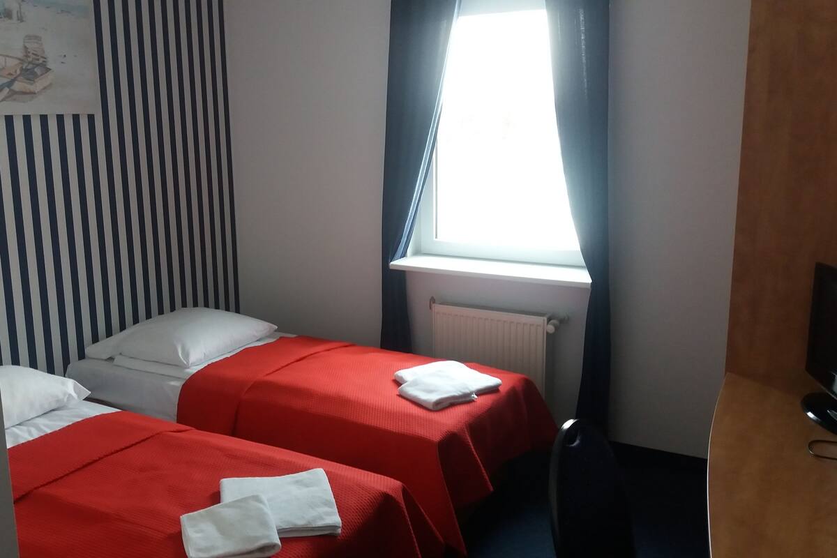 Doppia Comfort (with separate beds) | Una scrivania, tende oscuranti, ferro/asse da stiro, Wi-Fi gratuito