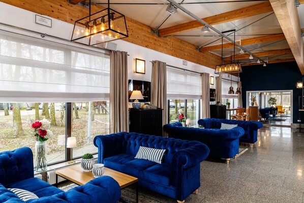 Coin salon dans le hall