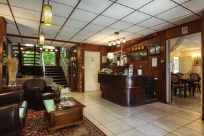 Reception - HOTEL AEROTEL l’étape du silence (Saint-Cyr-l'Ecole)