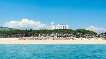 Ligstoelen aan het strand, parasols