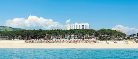 Chaises longues, parasols