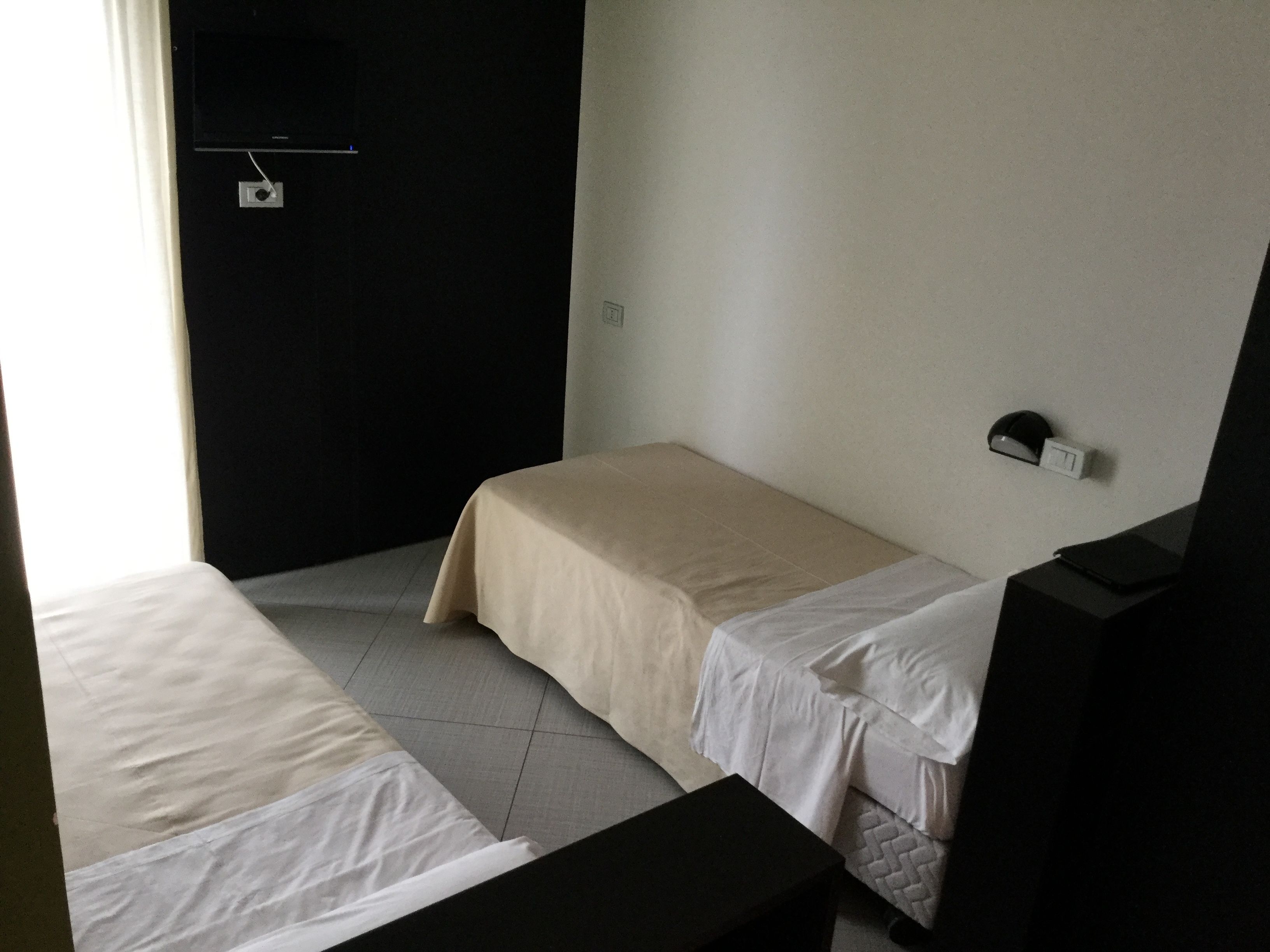 quadruple room | in-room safe, desk, free wifi, bed sheets