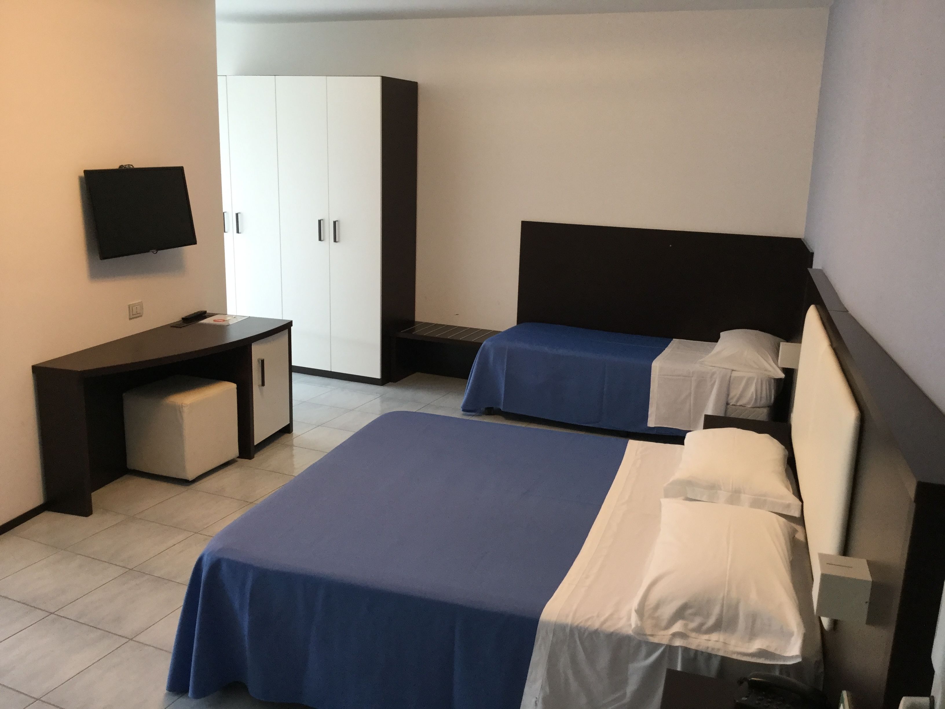 triple room | in-room safe, desk, free wifi, bed sheets