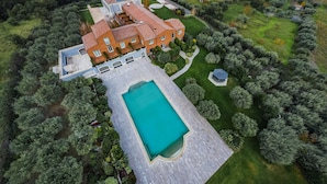 A large, modern villa with a swimming pool, surrounded by lush greenery and a mountainous backdrop. - Villa Neri Resort & Spa (Linguaglossa)