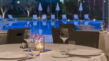 Aperto a colazione e pranzo, cucina italiana, con vista sulla piscina