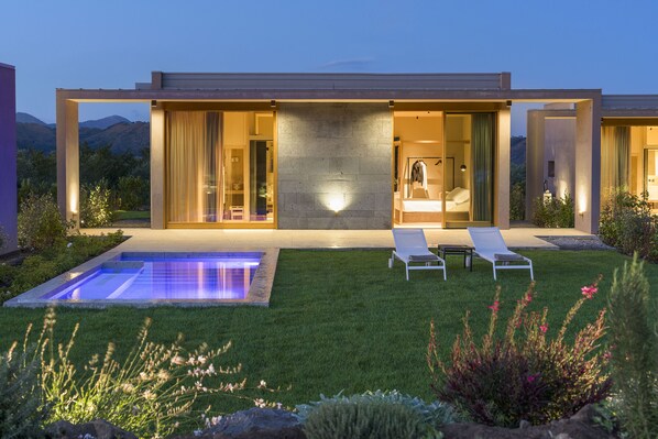 Signature Studio Suite | Premium bedding, down comforters, memory foam beds, minibar