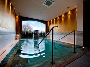 Couples treatment room(s), sauna, hot tub, steam room