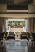 Aperto a colazione e pranzo, cucina italiana, con vista sulla piscina 