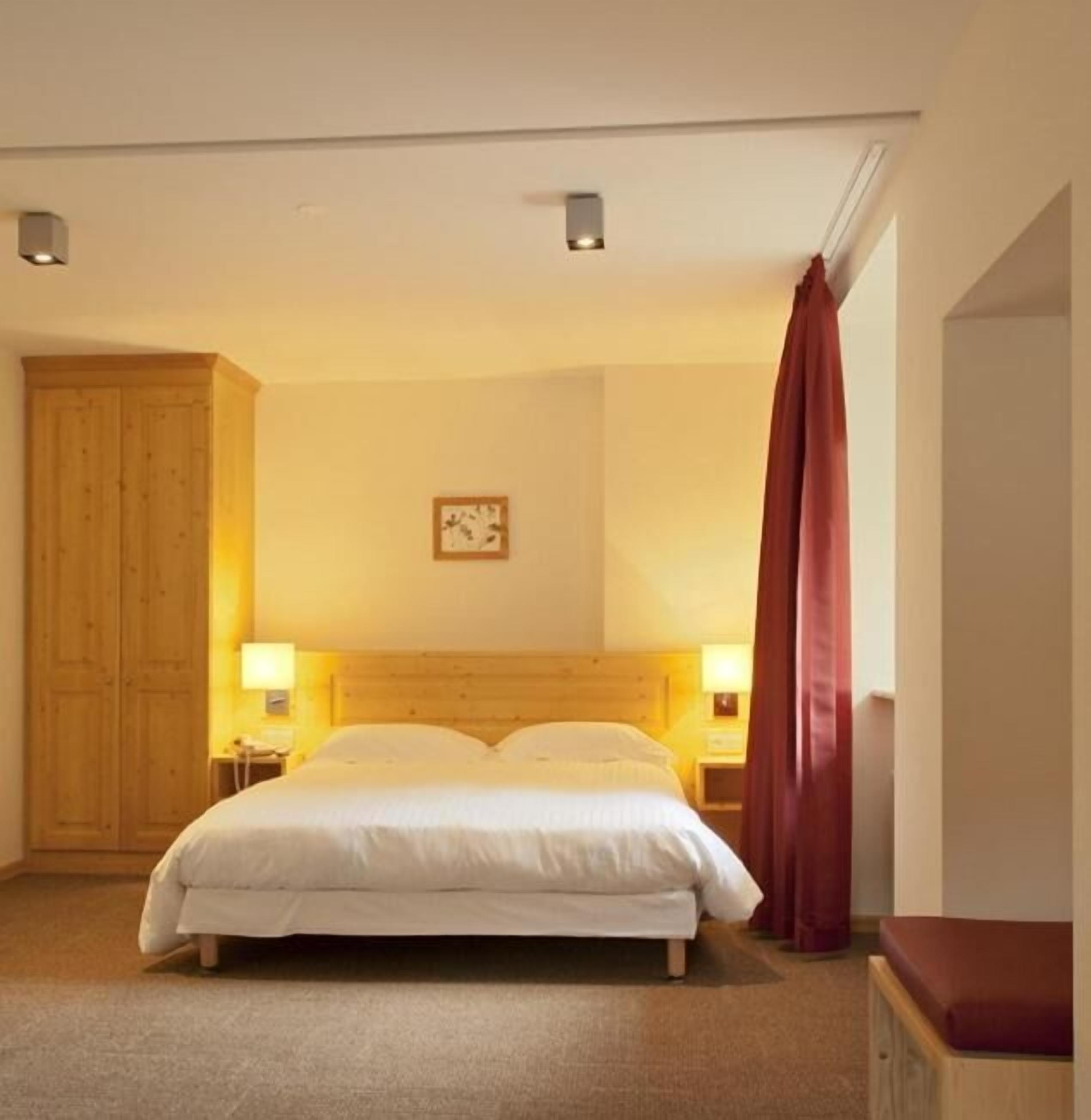 desk, soundproofing, free wifi, bed sheets