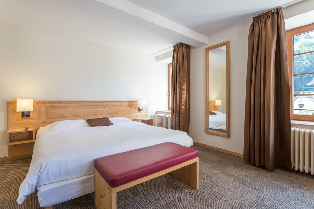 Desk, soundproofing, free WiFi, bed sheets
