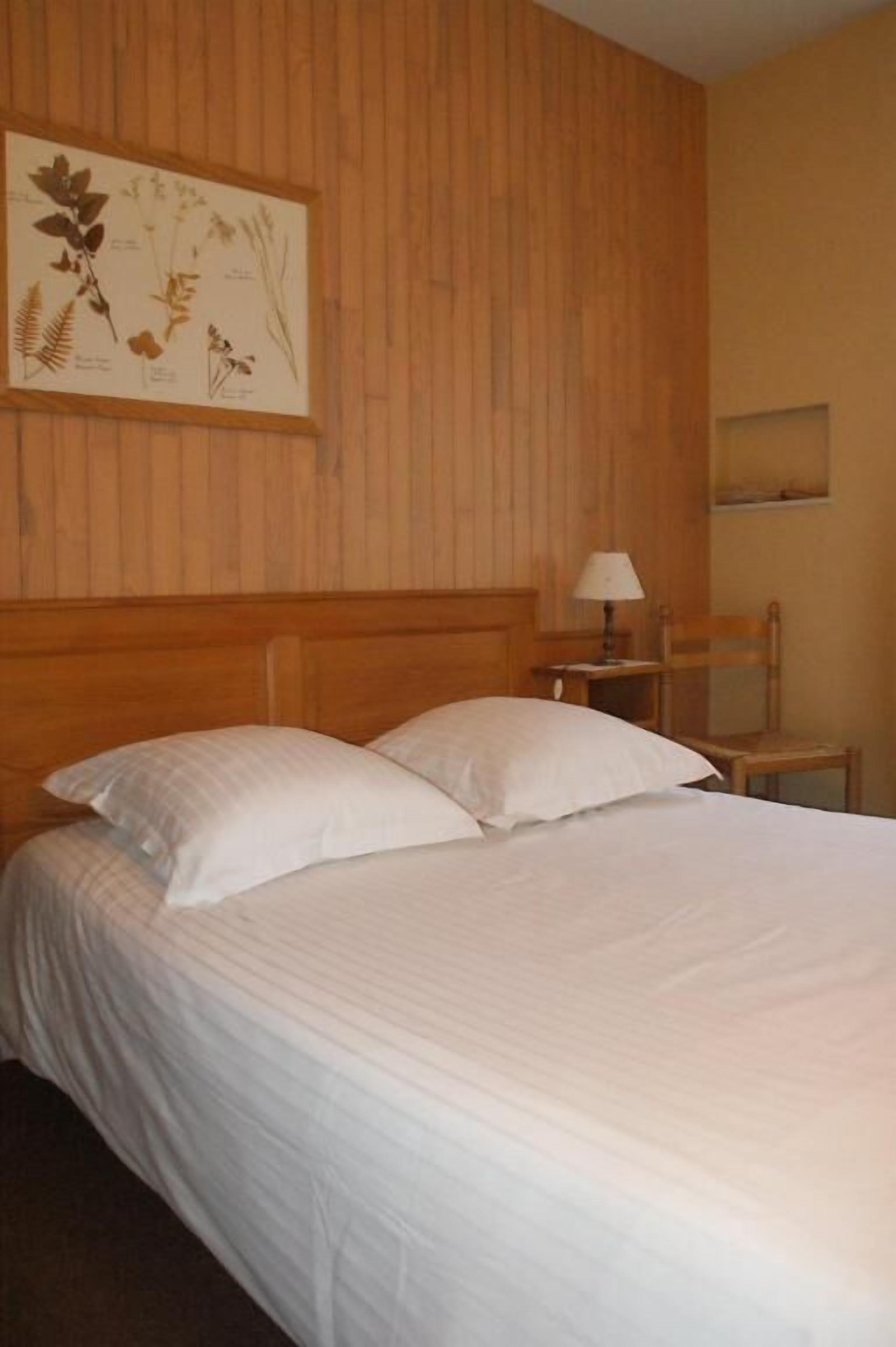 desk, soundproofing, free wifi, bed sheets