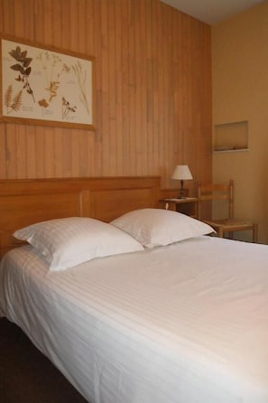 Desk, soundproofing, free WiFi, bed sheets