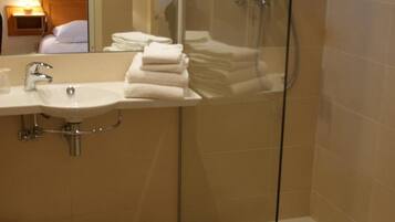 Secador de pelo y toallas