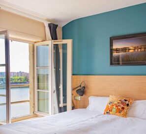 Escritorio, sistema de insonorización, wifi gratis y ropa de cama 