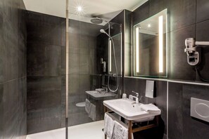 Ducha, secador de pelo, toallas, jabón