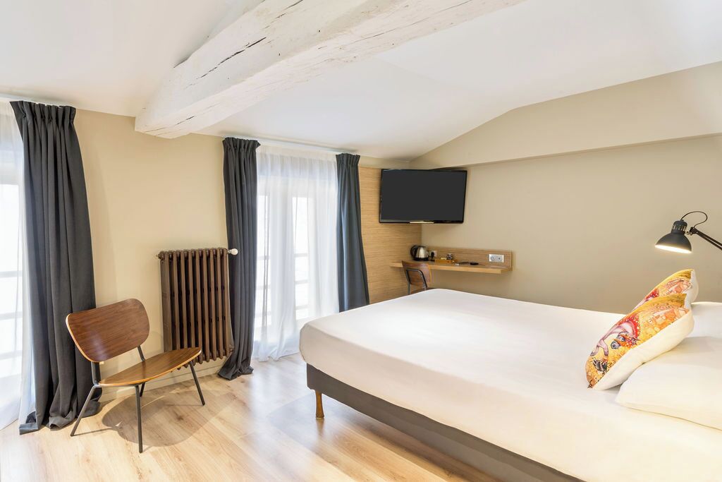 chambre confort côté rue | desk, soundproofing, free wifi, bed sheets