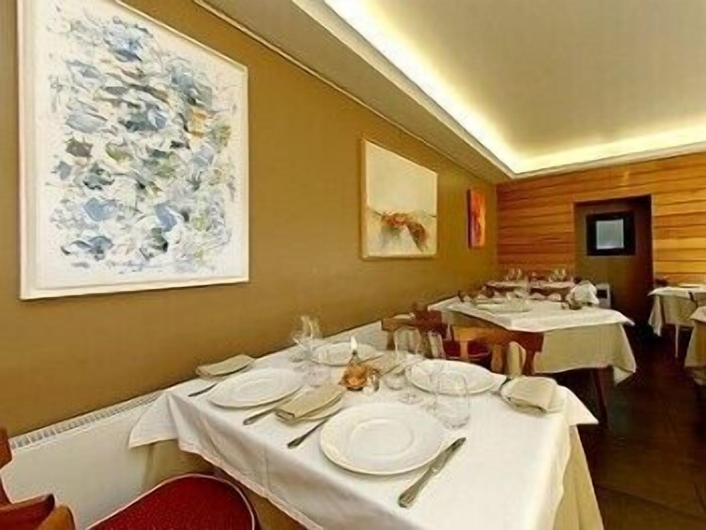 breakfast, lunch, dinner served; french cuisine