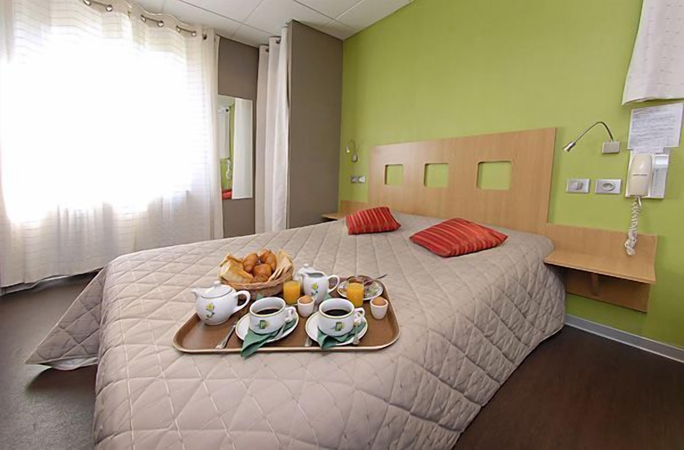 in-room safe, iron/ironing board, free wifi, bed sheets