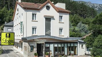 Vista frontal de la propiedad