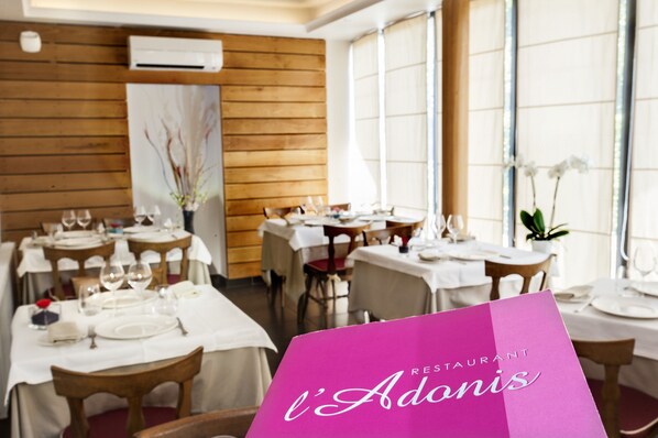 Se sirven desayunos, comidas, cenas y cocina francesa