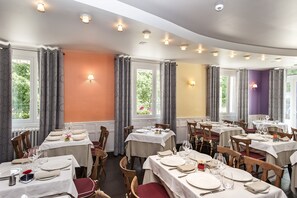 Breakfast, lunch, dinner served; French cuisine 