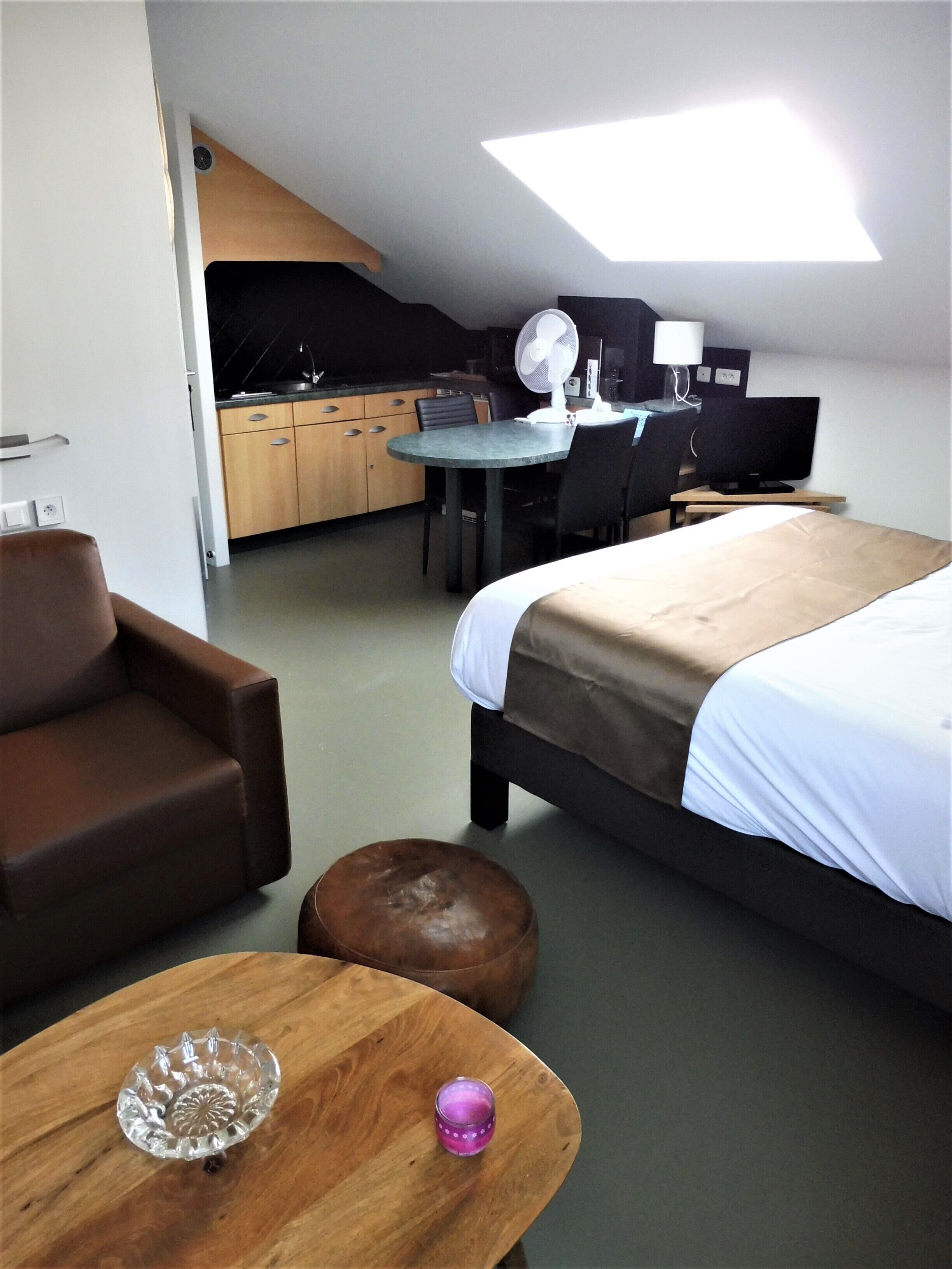 in-room safe, iron/ironing board, free wifi, bed sheets