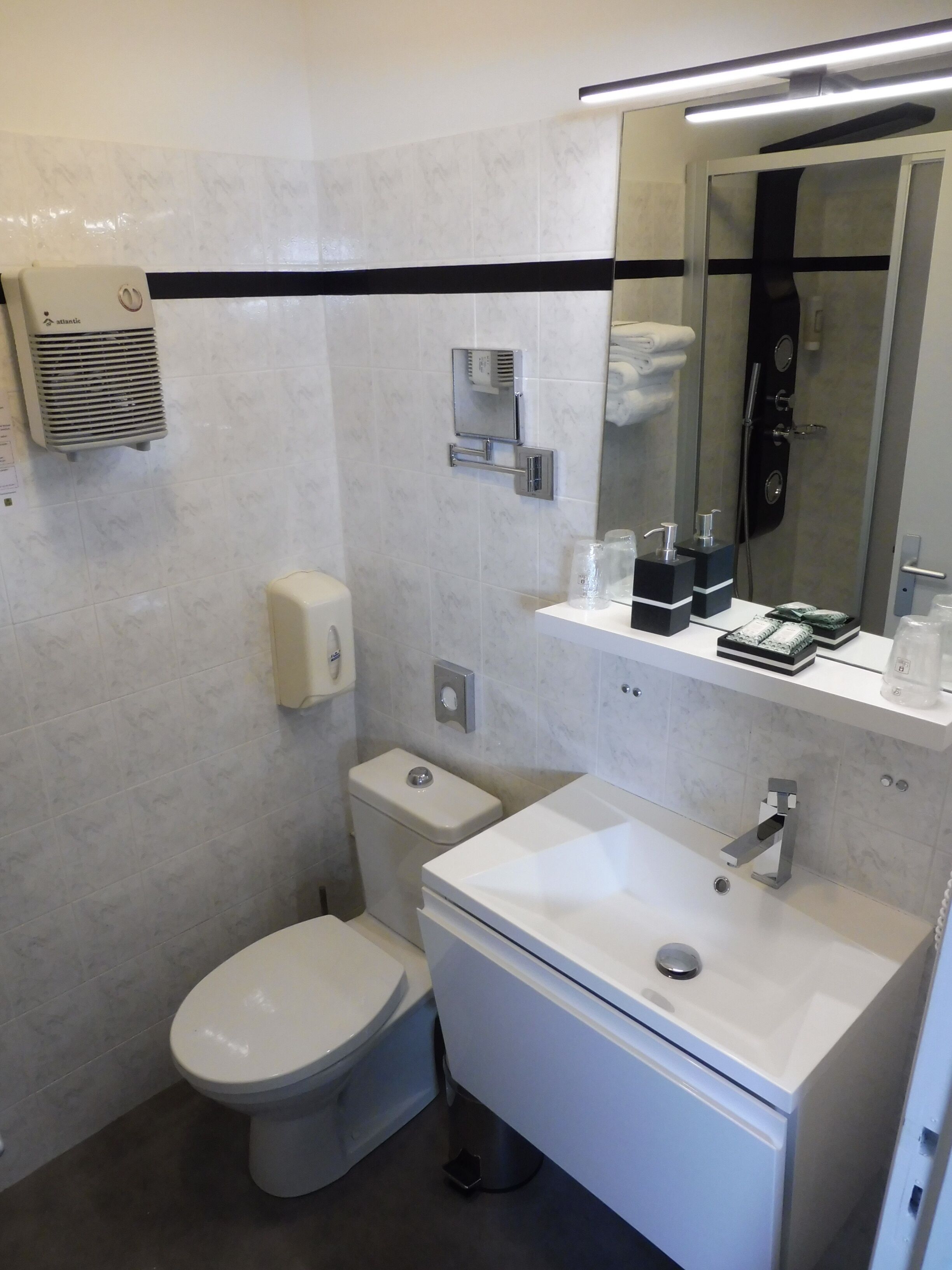 free toiletries, towels