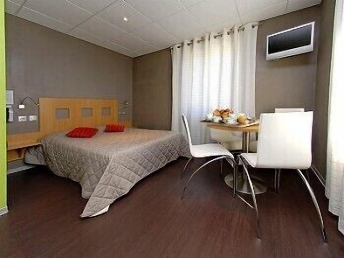 in-room safe, iron/ironing board, free wifi, bed sheets