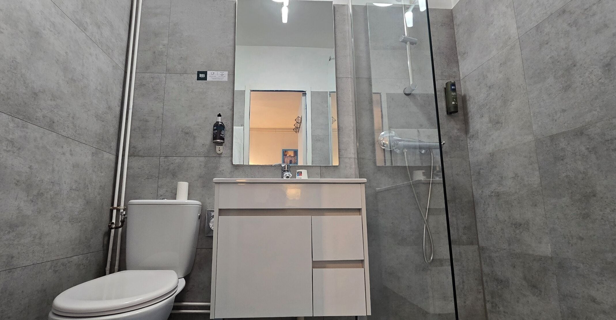 Standard Quadruple Room | Bathroom | Free toiletries, towels