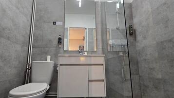Standard Quadruple Room | Bathroom | Free toiletries, towels