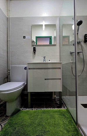 Double Room | Bathroom | Free toiletries, towels