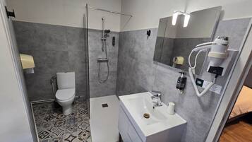 Habitación triple estándar | Baño | Amenidades de baño gratuitas y toallas