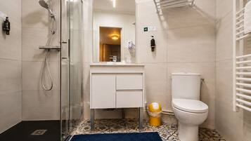 Family Quadruple Room | Bathroom | Free toiletries, towels
