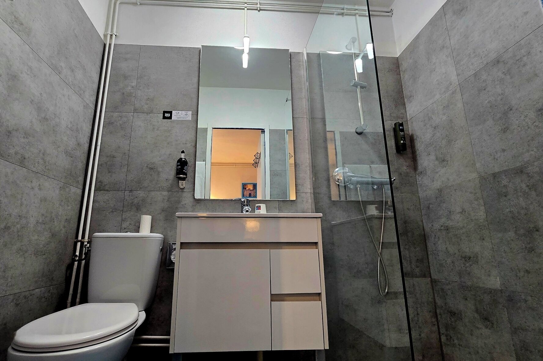 Superior Double Room | Bilik Mandi | Kelengkapan dandanan diri percuma, tuala disediakan 