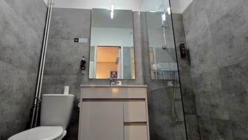 Superior Double Room | Bilik Mandi | Kelengkapan dandanan diri percuma, tuala disediakan