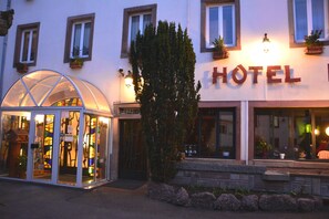 Voorkant accommodatie - avond/nacht