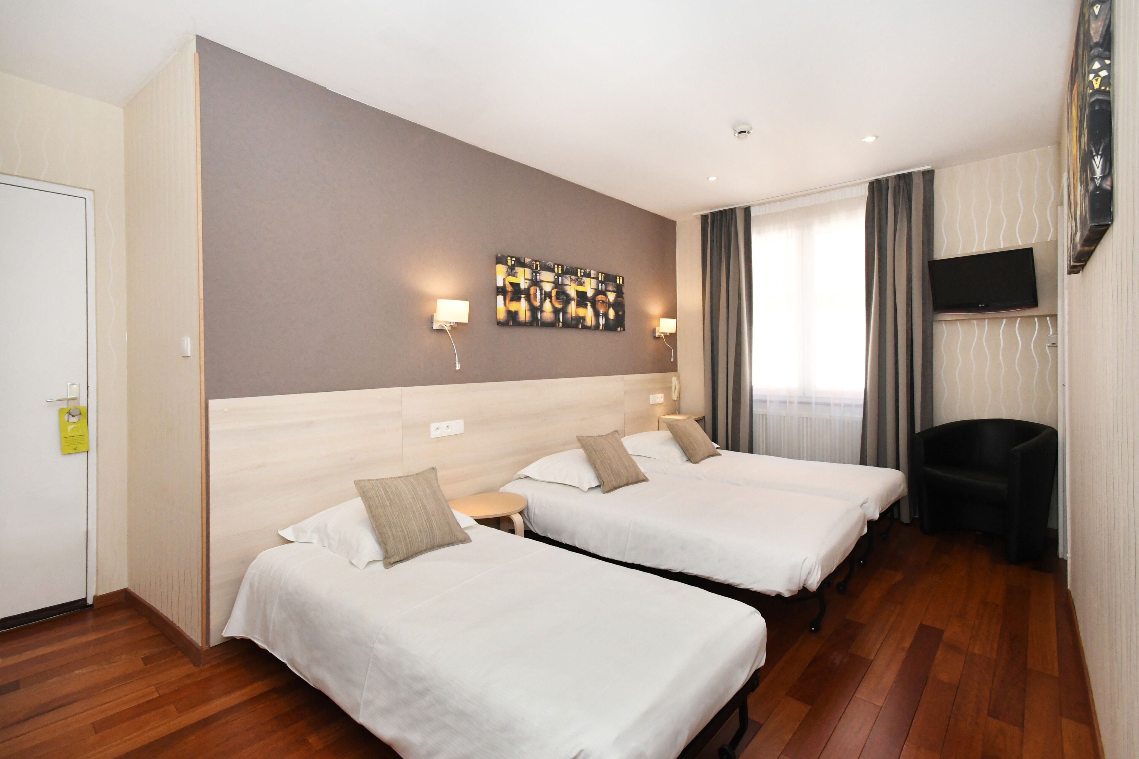 Family Room | In-room safe, individually furnished, desk, soundproofing