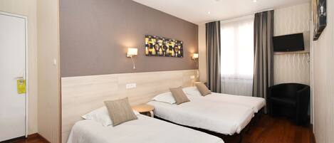 غرفة عائلية | خزنة داخل الغرفة وطراز فريد لكل وحدة ومكتب وتجهيزات عازلة للصوت