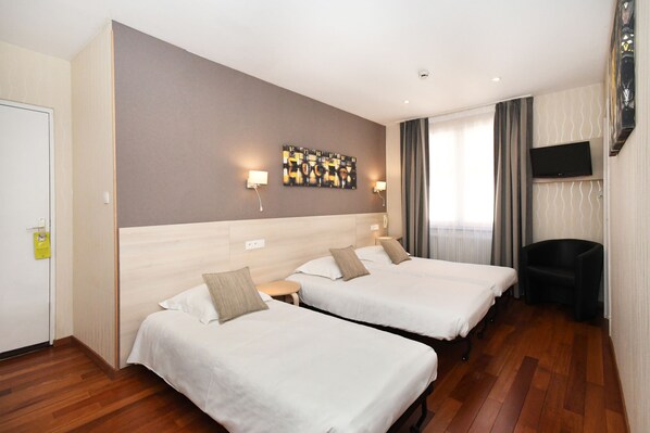 Familiekamer | Een kluis op de kamer, individueel gemeubileerd, een bureau