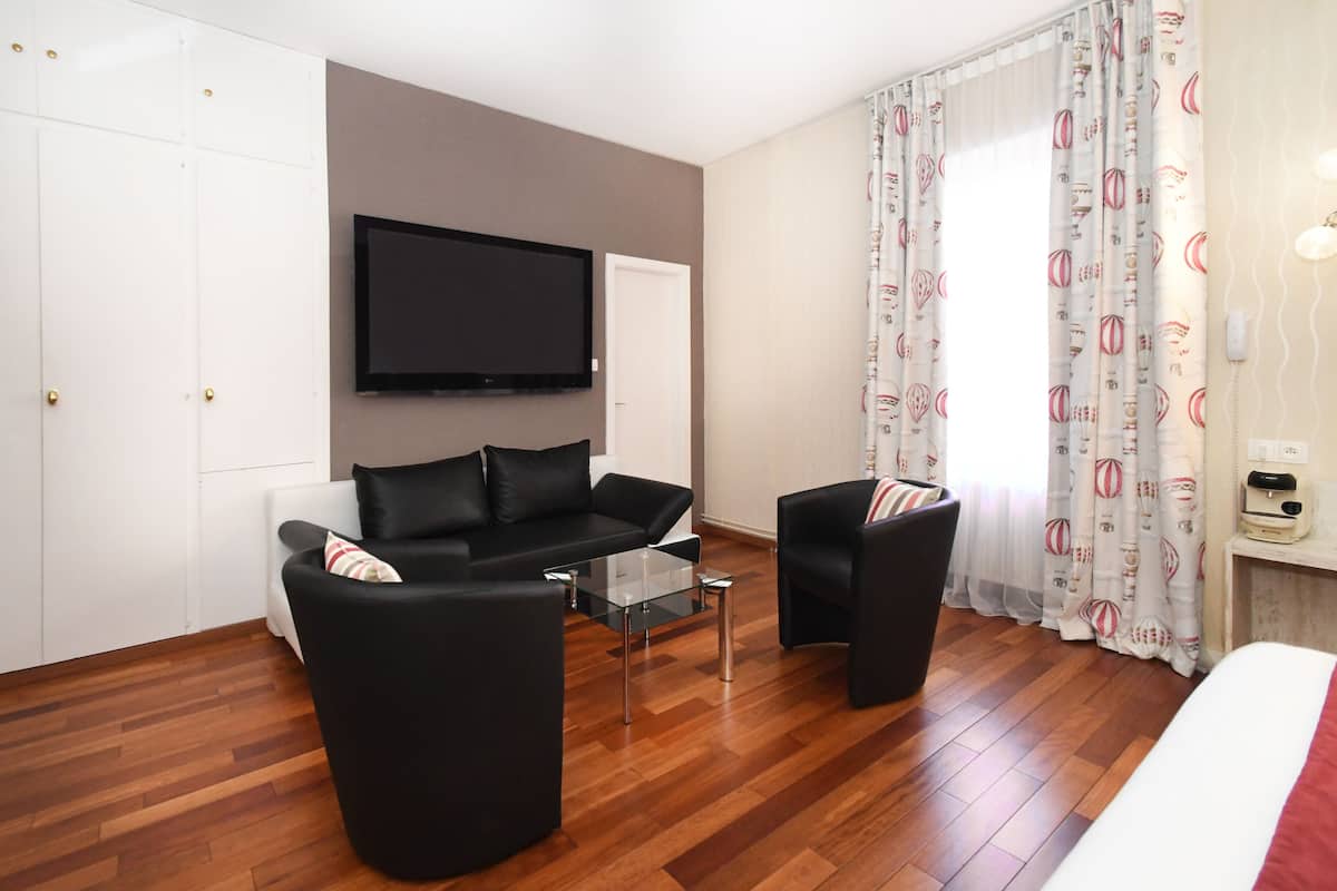 junior double room | in-room safe, individually furnished, desk, soundproofing