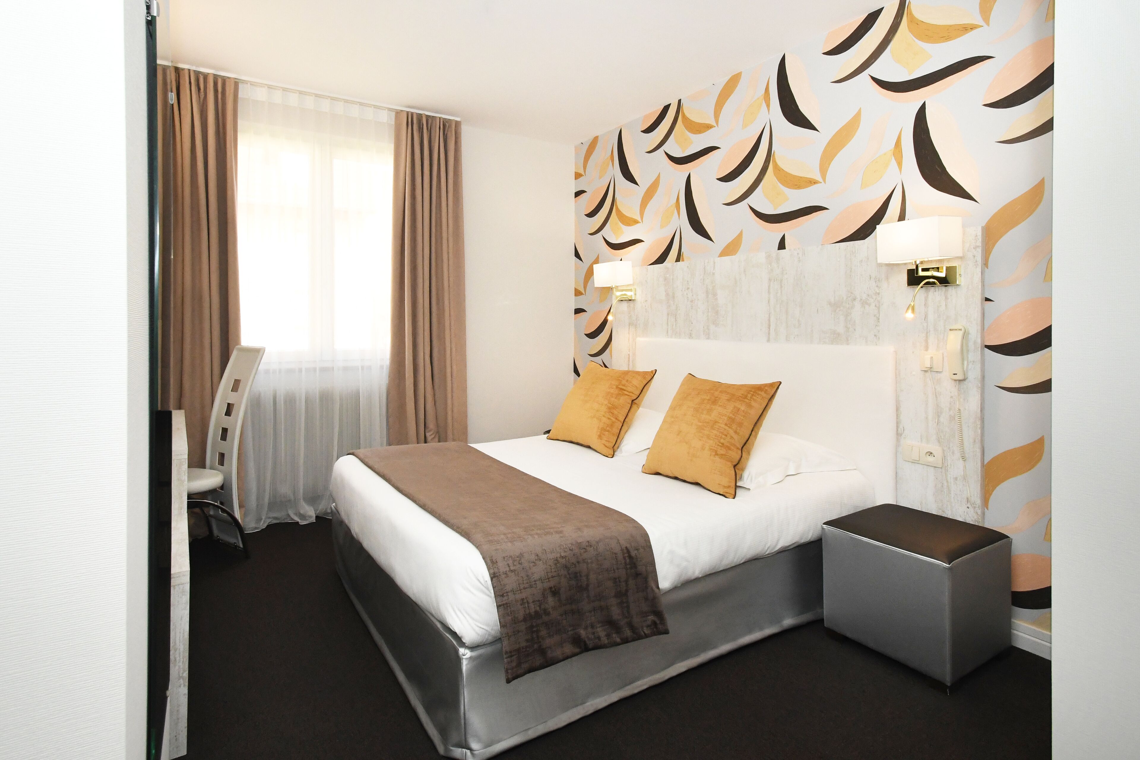 standard double room | in-room safe, individually furnished, desk, soundproofing