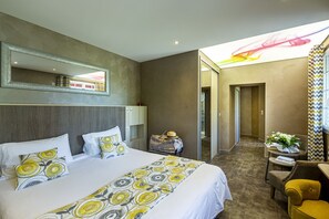 Déjeuner et dßner servis sur place, vue sur la piscine