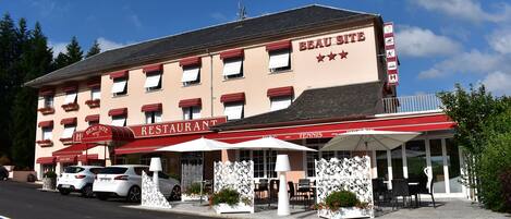 Vista frontal de la propiedad