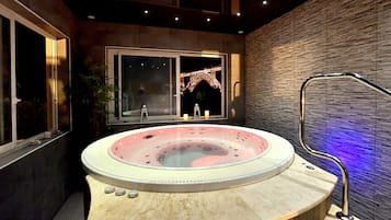 Bồn tắm spa trong nhà