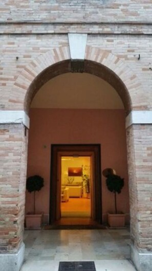 Property entrance - Albergo Italia (Urbino)