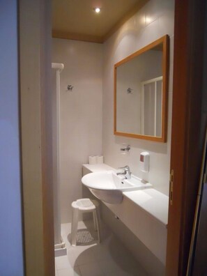 Shower, towels - Albergo Italia (Urbino)