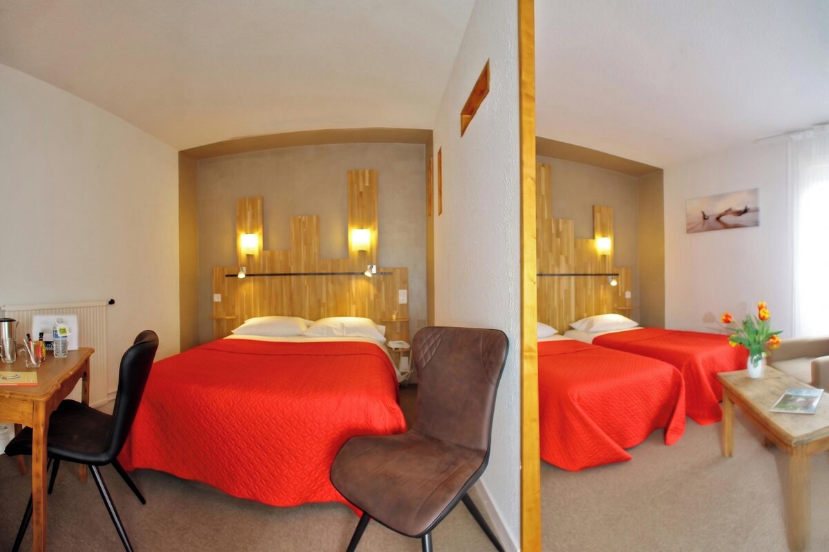 Een bureau, gratis wifi, beddengoed