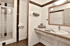 Habitación Confort doble | Baño | Secador de pelo y toallas