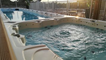 Sauna, hot tub