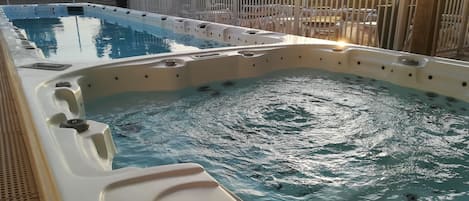 Sauna, hot tub